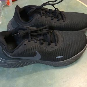 BLACK/GRAY NIKES